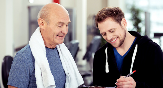 kunde macht einen vertrag im fitness-studio